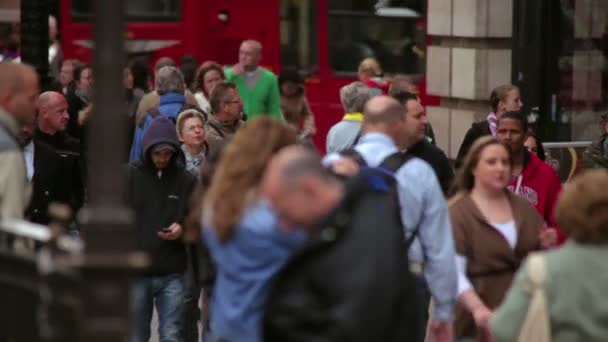 Människor som går på en upptagen gata i London — Stockvideo