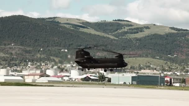 CH-47 Chinook helikopter zweven boven een vliegveld — Stockvideo