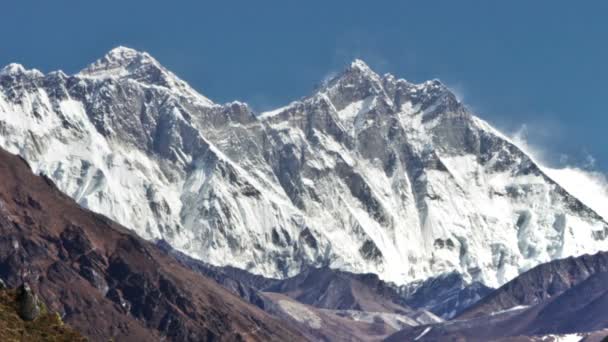 Эверест и окружающие вершины — стоковое видео