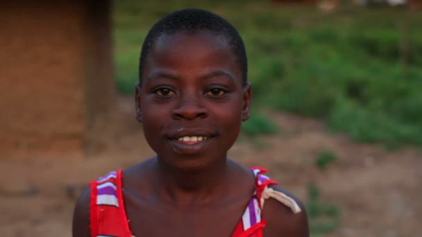 Chica keniata sonriendo y riéndose de la cámara — Vídeo de stock