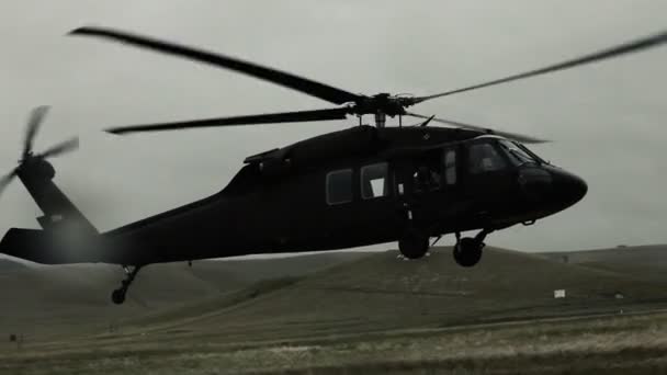 Hélicoptère atterrissant sur le terrain avec des gouttelettes d'eau frappant la lentille — Video