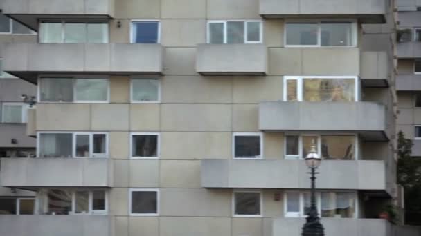 Lägenhet komplex byggnad till Blackfriars Bridge i London — Stockvideo
