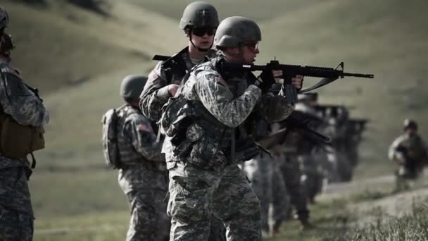 Prise de vue panoramique des soldats pendant l'exercice de tir — Video