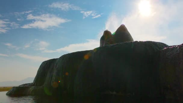 Πετούν Geyser και μια παρακείμενη λίμνη νερού — Αρχείο Βίντεο