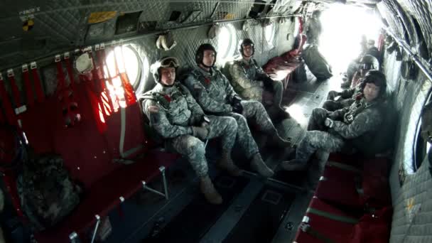 Paratroopers praten en kijken naar hun hoogtemeters — Stockvideo