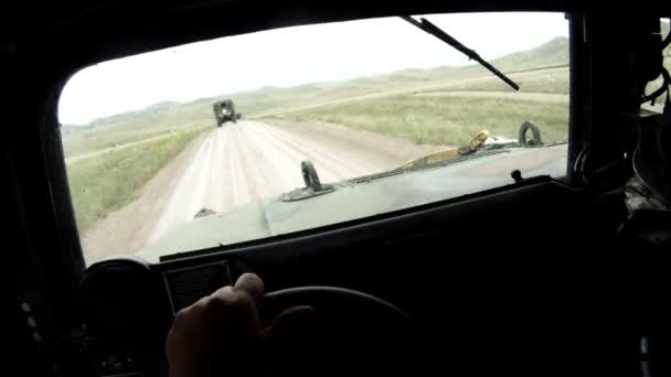 Humvee mientras conduce en un convoy . — Vídeo de stock