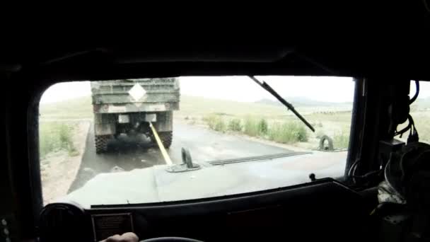 Humvee samtidigt som bogseras av trupptransport. — Stockvideo