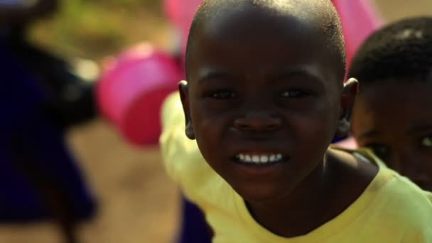 Kenianische Jungen und Mädchen lächeln und lachen — Stockvideo