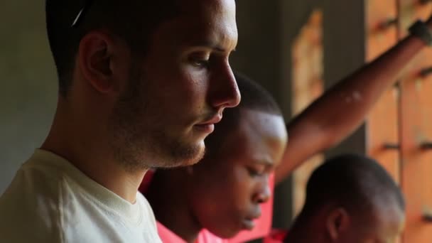 Schilderij van de binnenkant van een schoolgebouw in een dorp in Kenia. — Stockvideo