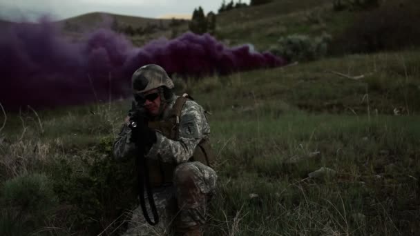 Солдат стрільби автоматичної штурмової гвинтівки в напрямку камери — стокове відео