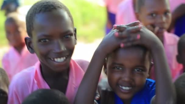 Kinderen spelen in Afrika. — Stockvideo