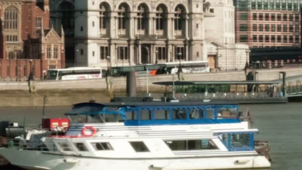 Victoria Embankment y la Catedral de San Pablo en Londres — Vídeo de stock