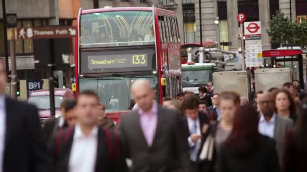 Ponte de Londres com pessoas caminhando — Vídeo de Stock