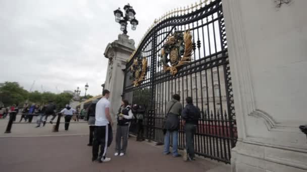 Mensen buiten de poorten van Buckingham Palace — Stockvideo