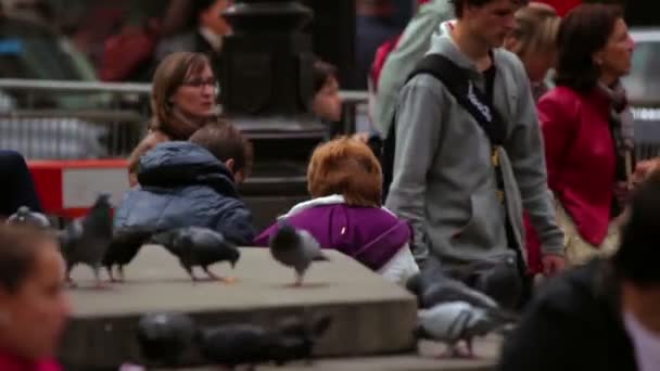 Mensen lopen op een drukke straat in Londen — Stockvideo