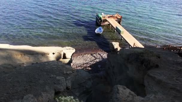 Лодка привязана к причалу на берегу озера — стоковое видео