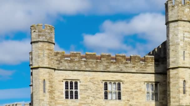 Nuages montent en flèche au-dessus du château de Leeds — Video