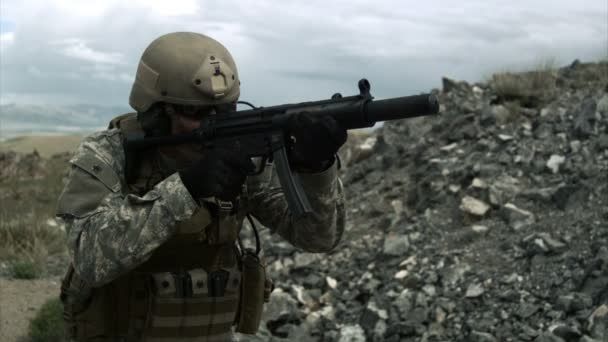 Солдат стреляет подавленным автоматическим оружием — стоковое видео