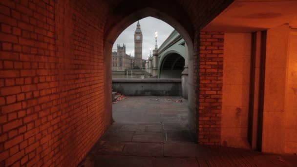 Tunnel underneath the bridge that shows Big Ben — Stock Video