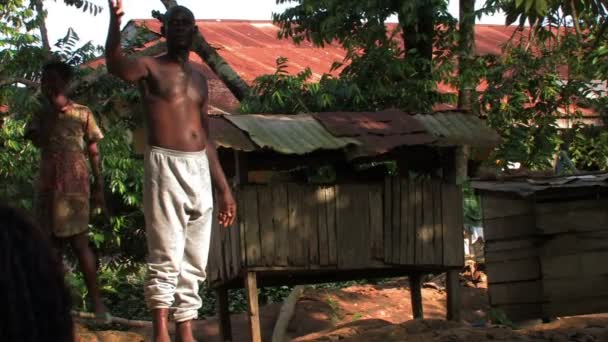 Africký farmář rozmlouvá. — Stock video