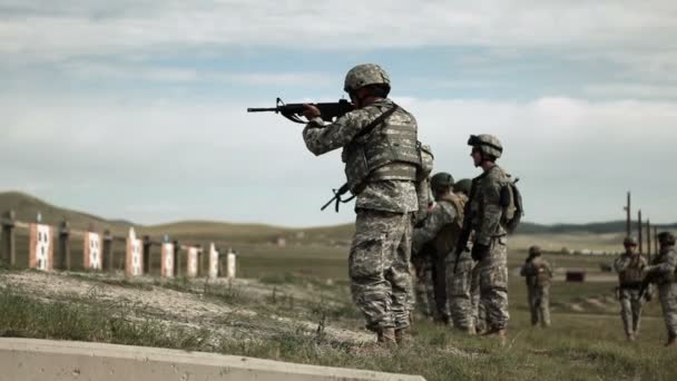 Grön Beret soldater öva bränning vapen på räckvidd — Stockvideo