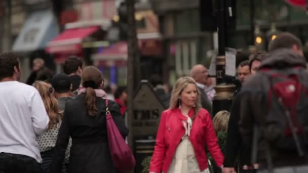 Pessoas andando pelas ruas — Vídeo de Stock
