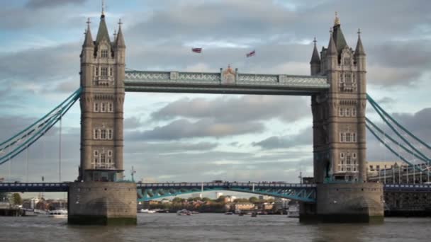 Tower Bridge op de Thames River in Londen — Stockvideo
