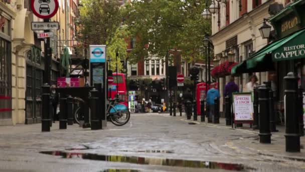 Люди, що йдуть на тротуарах площі Soho — стокове відео