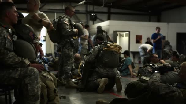 Soldaten geladen met versnelling wachten op parachute training. — Stockvideo