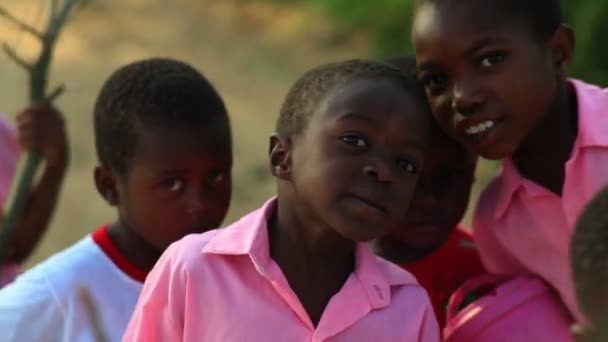 Kenyanska småpojkar leende — Stockvideo