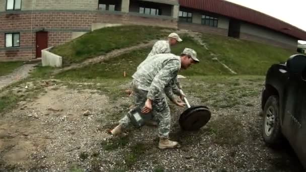 Askerler 'Park' işareti taşıma — Stok video