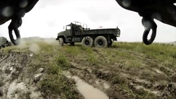 Disparo desde debajo del vehículo en el entrenamiento del convoy — Vídeos de Stock