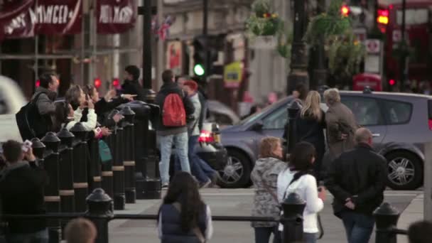 Drukke straat in Londen — Stockvideo