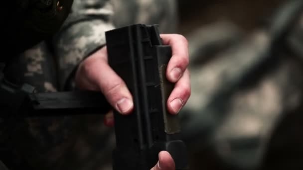 Soldaat laden een assault rifle magazine — Stockvideo