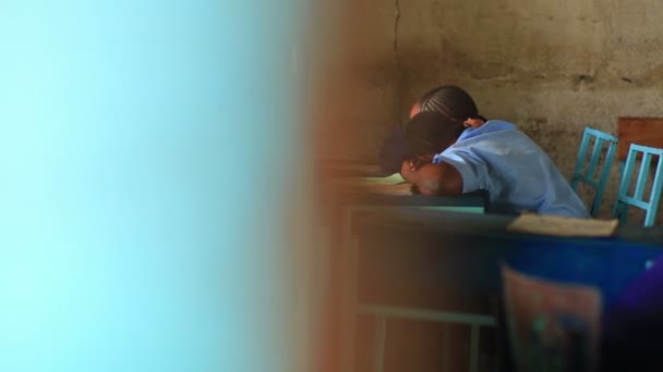 Studenti, spaní ve škole v Keni. — Stock video