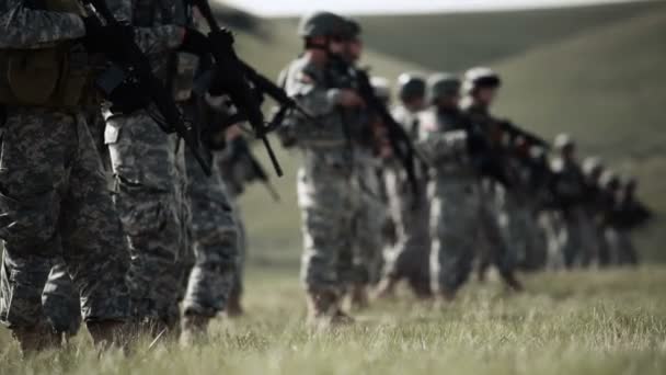 Soldados ajoelham-se para disparar rifles — Vídeo de Stock