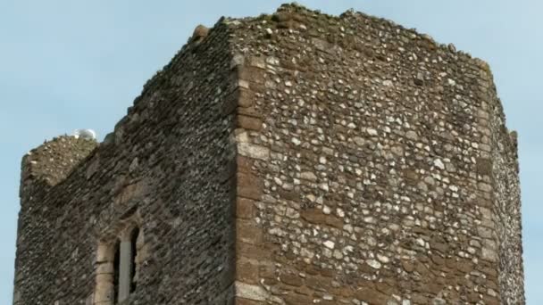 Nubes pasando detrás de una torre — Vídeo de stock