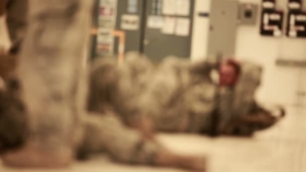 Soldaten die op de grond liggen — Stockvideo