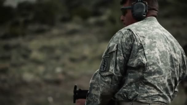 兵士は腰レベルでMp5を撃つ — ストック動画