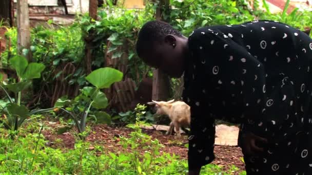 Gehörlose Mädchen arbeitet im Garten in der Nähe von Ziegen — Stockvideo