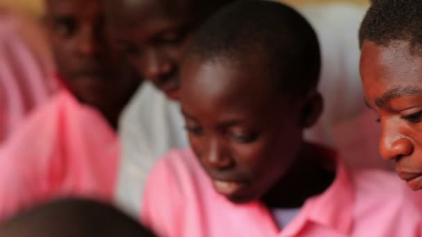 Ученики в классе в школе в Кении, Африка . — стоковое видео