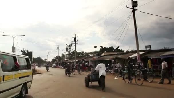 Bisiklet ve yayalar da dahil olmak üzere şehir trafiği shot. Kenya, Afrika'da çekilmiş. — Stok video