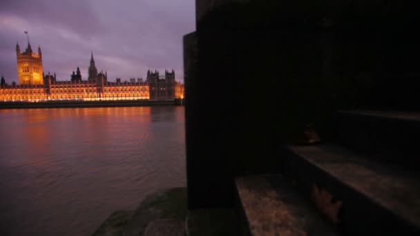 Londra'da Big Ben ile Mossy Merdivenler — Stok video