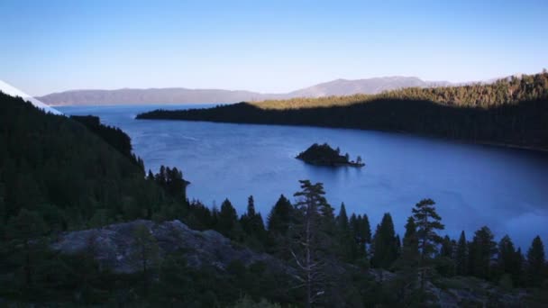 Tiro de belas montanhas e Emerald Bay no Lago Tahoe, Califórnia . — Vídeo de Stock