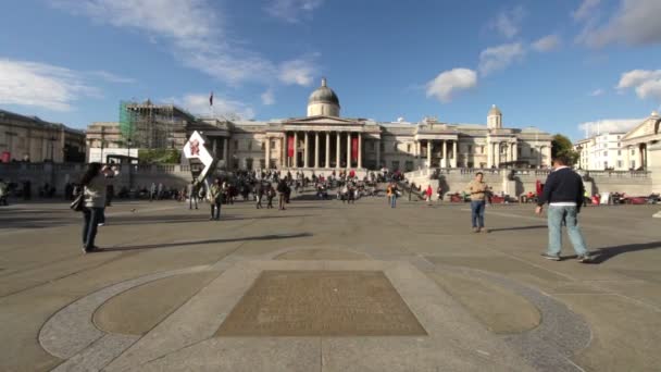 Ludzie chodzą Trafalgar Square — Wideo stockowe