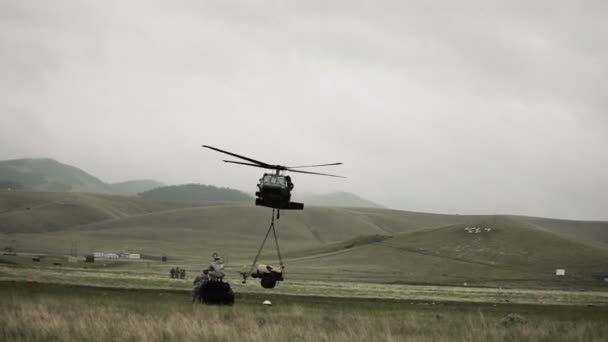 Ελικόπτερο μαύρο γεράκι πτώση φορτίου — Αρχείο Βίντεο