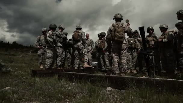 Soldaten werden auf Mörserstellung instruiert — Stockvideo