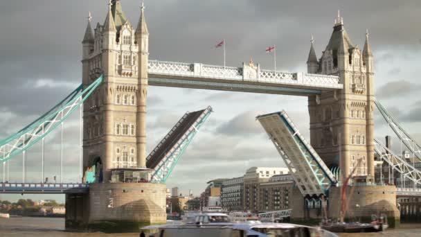 Båten passerar genom Tower Bridge i London — Stockvideo