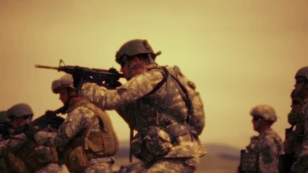 Sémě střelby vojáků, kteří se obracejí a střílejí — Stock video