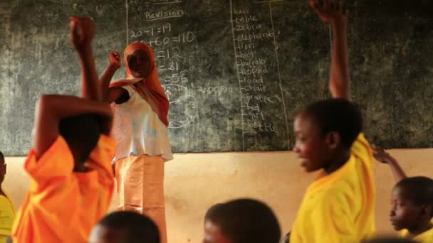 在肯尼亚，非洲课堂上充分的教训 — 图库视频影像